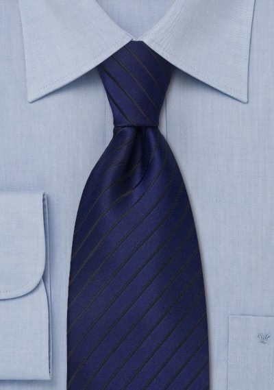 Dunkelblaue Krawatte schmale schwarze Streifen Dunkelblaue Krawatte schmale schwarze Streifen
