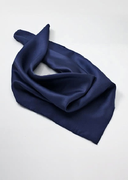 Halsdoek aus dem gleichen Stoff und Farbe