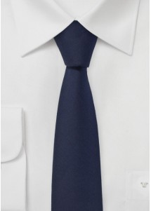 Extra smalle marineblauwe stropdas