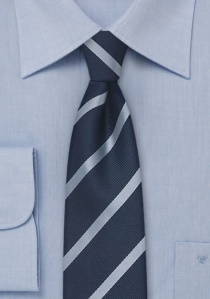 Smalle stropdas met smalle blauwe strepen